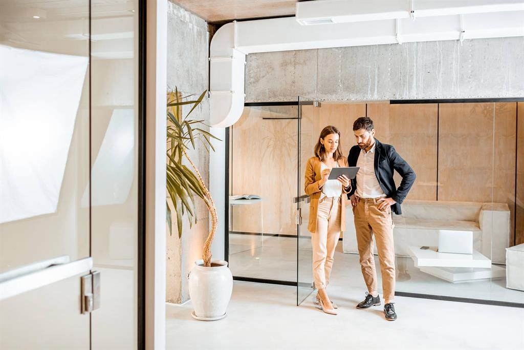 propriétaire qui compare les avantages et les limites d’une agence immobilière