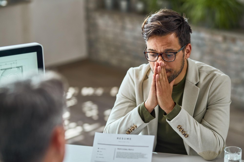 Couple qui prépare un projet immobilier devant un ordinateur avec des documents de financement
