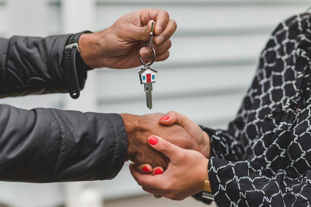 Conseiller immobilier qui conseille une cliente lors d'un rendez-vous