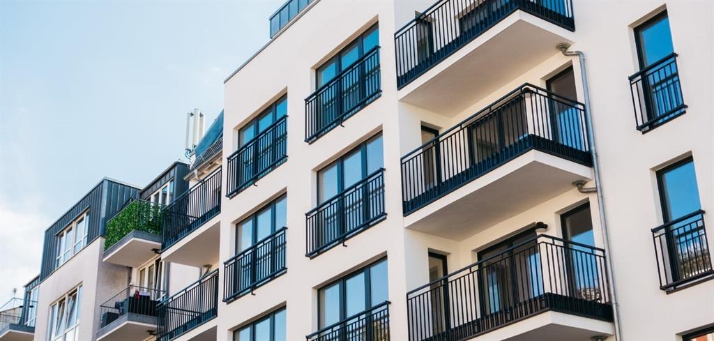 Propriétaires consultant une annonce immobilière avant de vendre leur bien