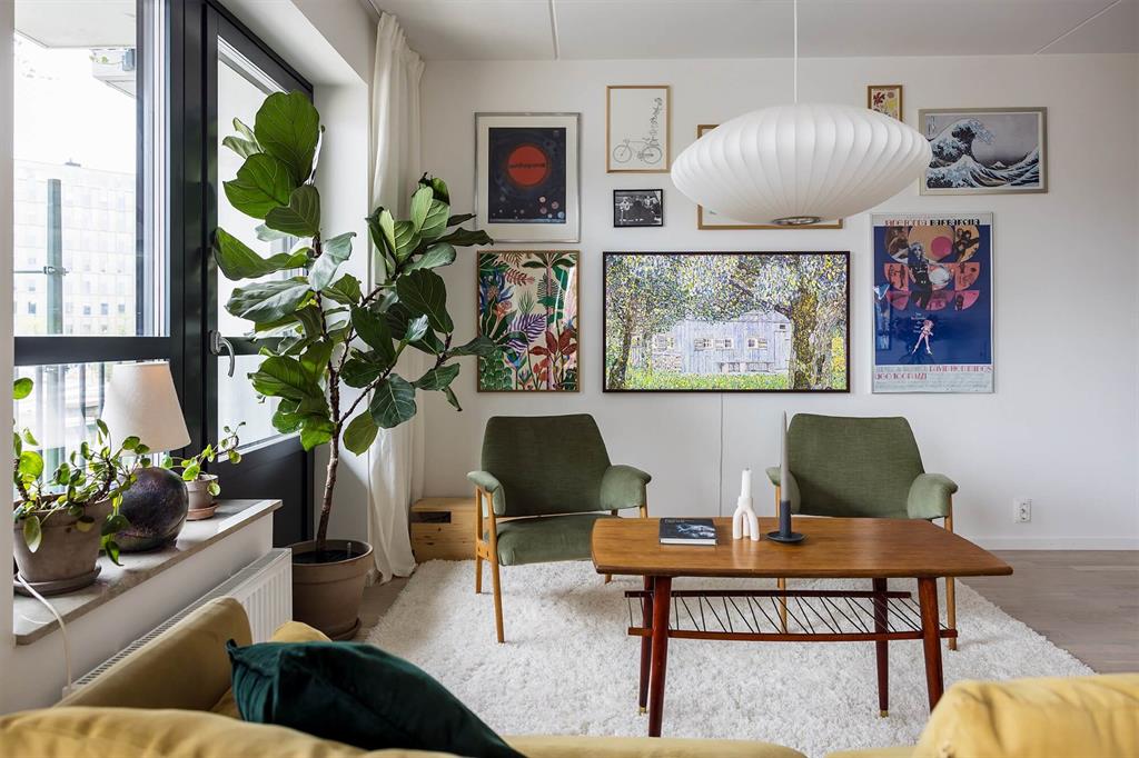 Conseiller immobilier qui conseille une cliente lors d'un rendez-vous
