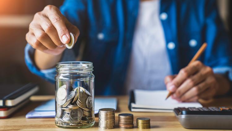 Conseiller immobilier qui conseille une cliente lors d'un rendez-vous