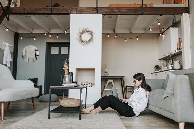 propriétaire qui compare les solutions pour vendre avec ou sans agence immobilière