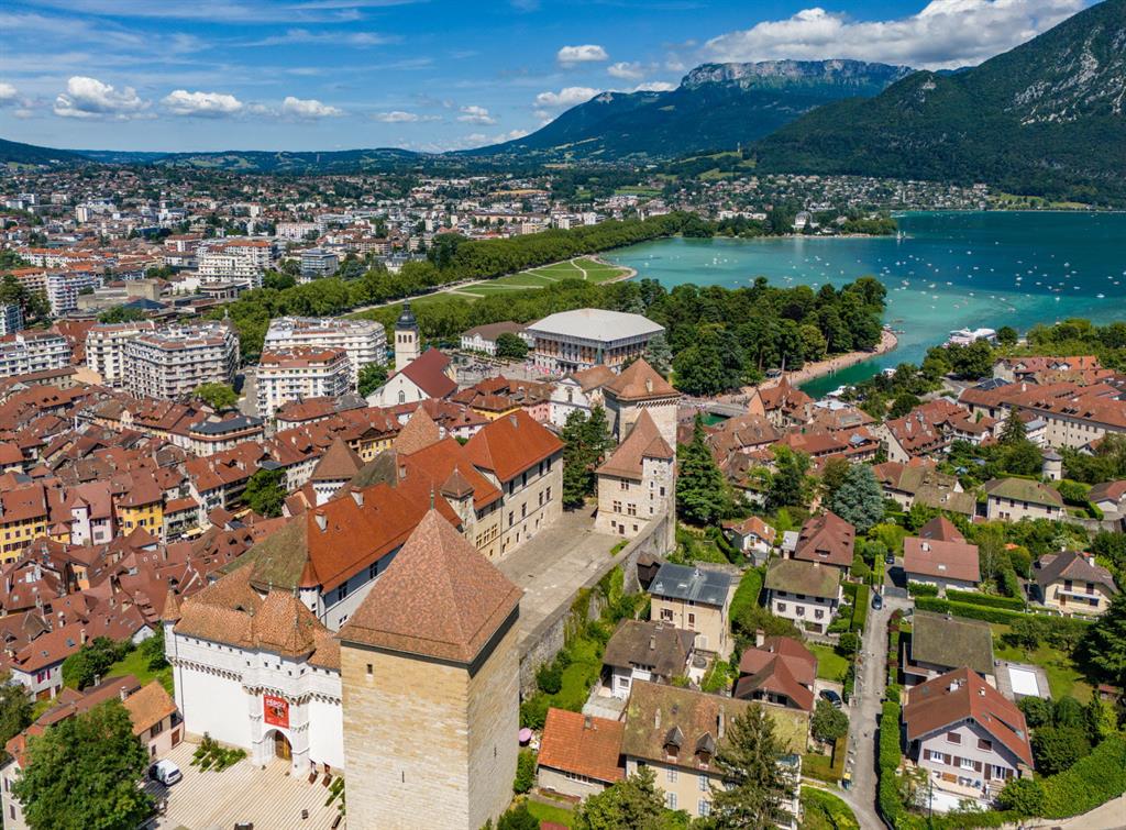 Conseiller immobilier qui conseille une cliente lors d'un rendez-vous