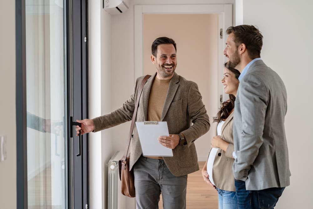Conseiller immobilier qui conseille une cliente lors d'un rendez-vous