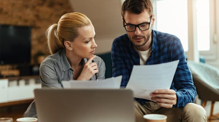 Conseiller immobilier qui conseille une cliente lors d'un rendez-vous