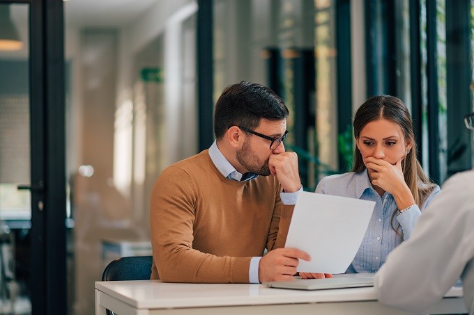 Propriétaire qui réfléchit au meilleur moment pour vendre son bien immobilier