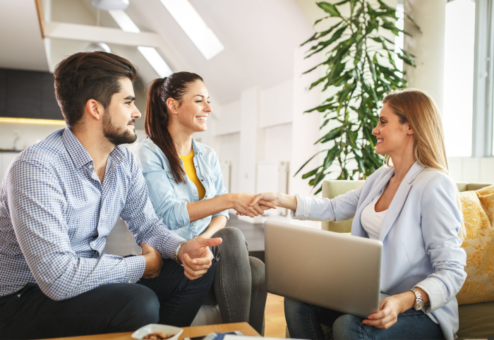 Conseiller immobilier qui conseille une cliente lors d'un rendez-vous