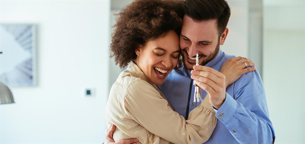 Conseiller immobilier qui conseille une cliente lors d'un rendez-vous