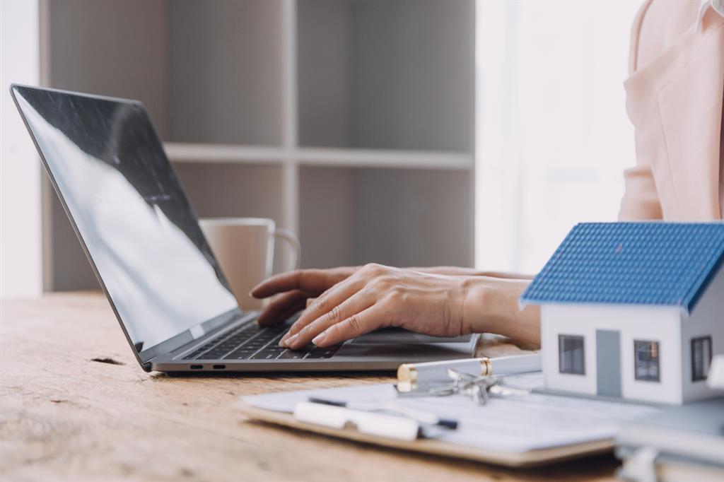 propriétaire qui compare vendre avec ou sans agence immobilière pour éviter de perdre de l’argent