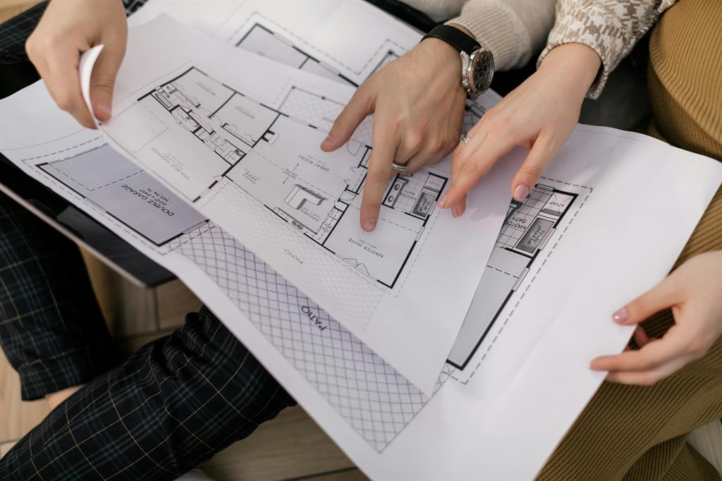 Conseiller immobilier qui conseille une cliente lors d'un rendez-vous