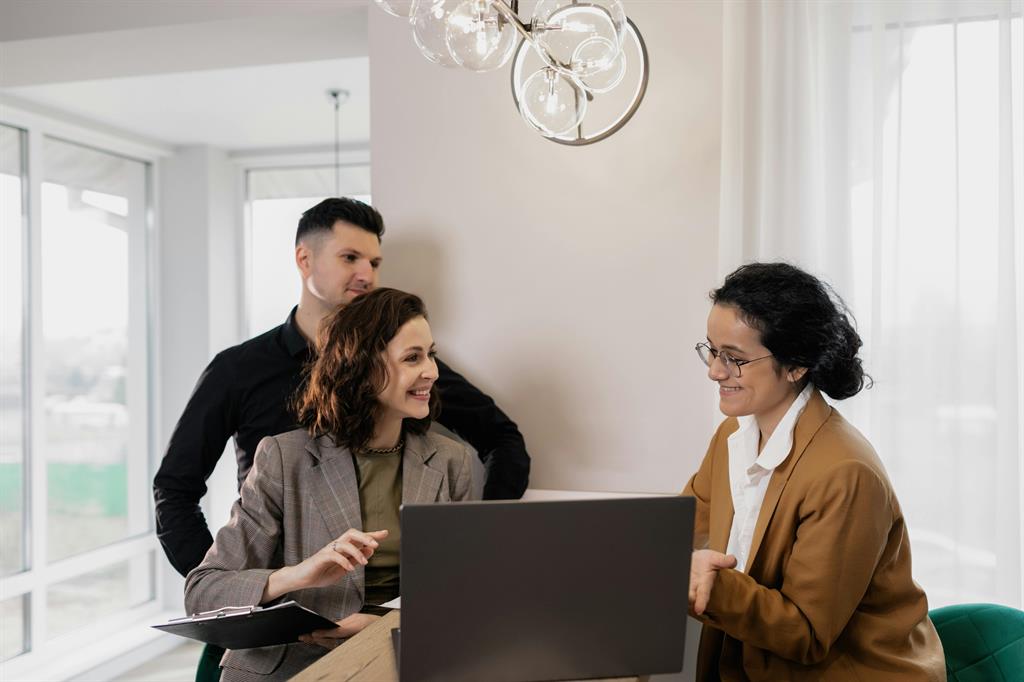 Conseiller immobilier qui conseille une cliente lors d'un rendez-vous