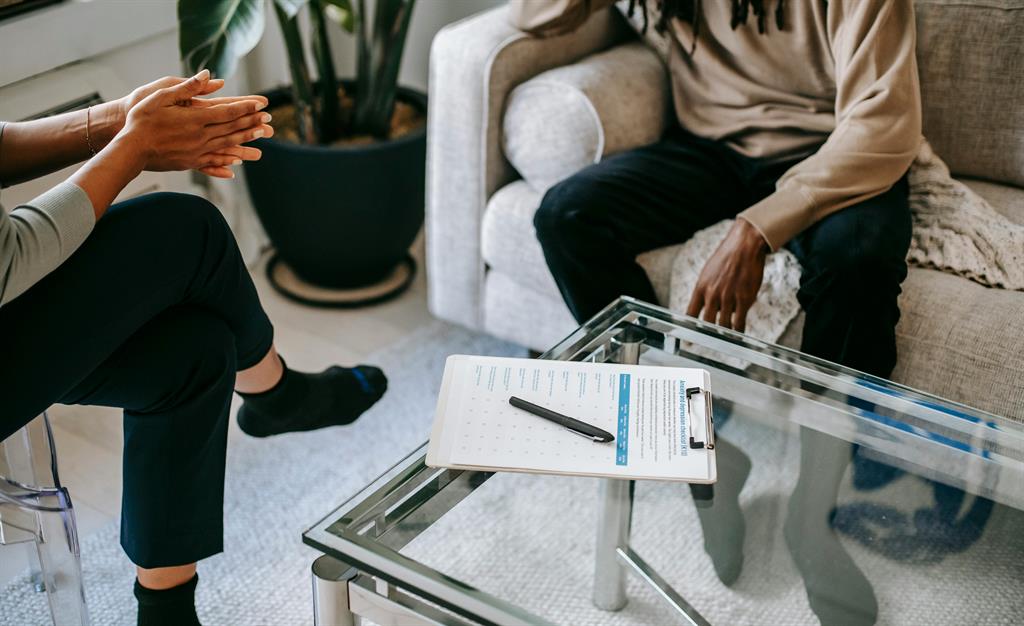 Conseiller immobilier qui conseille une cliente lors d'un rendez-vous