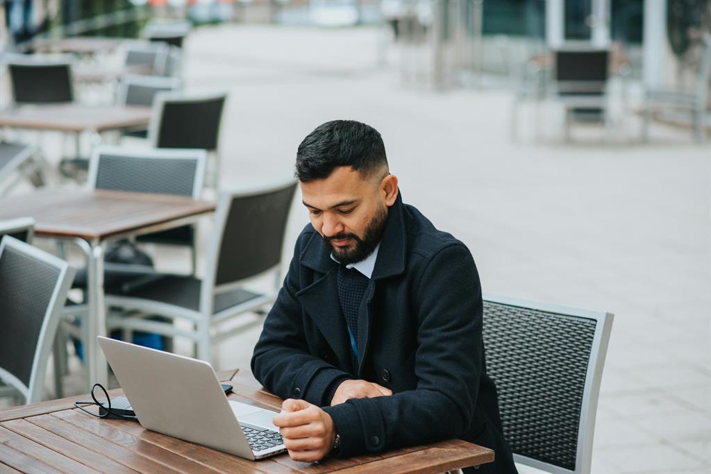 Conseiller immobilier qui conseille une cliente lors d'un rendez-vous