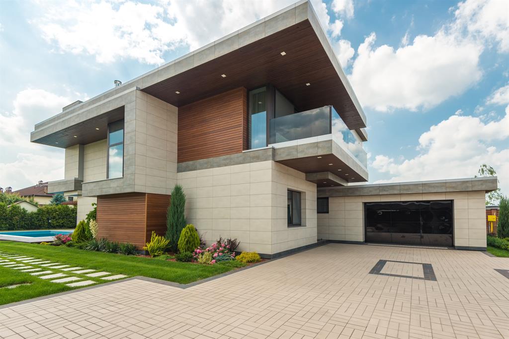 Propriétaire mettant en vente sa maison en été depuis son ordinateur
