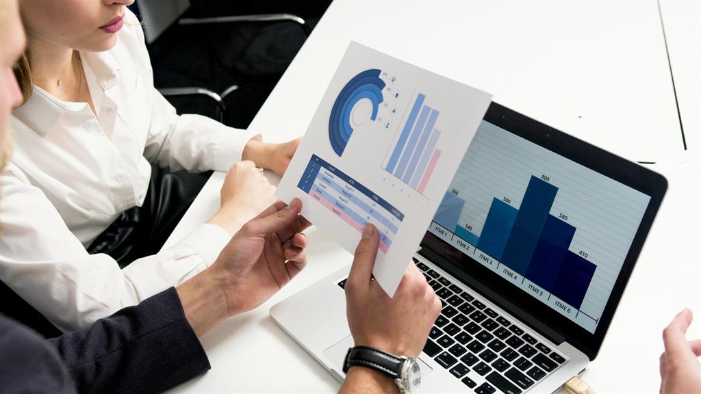 Conseiller immobilier qui conseille une cliente lors d'un rendez-vous