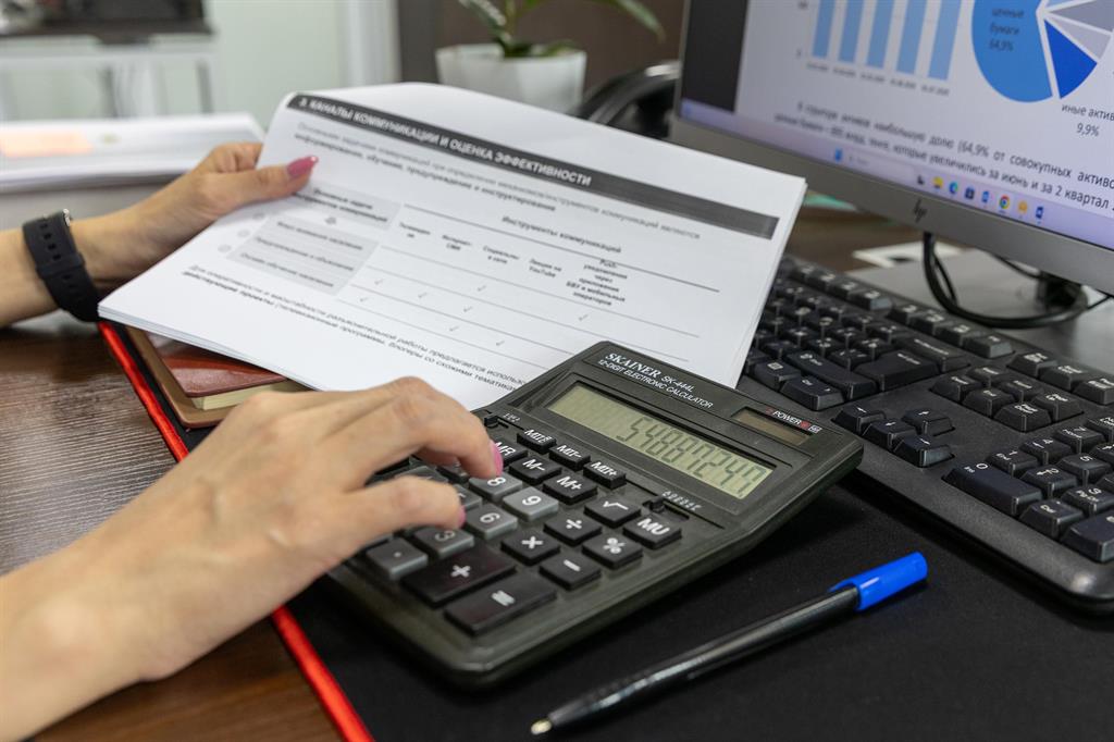 Propriétaire analysant pourquoi sa maison ne se vend pas avant de baisser le prix