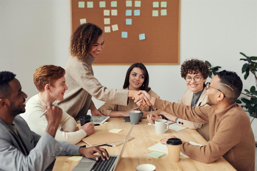 Conseiller immobilier qui conseille une cliente lors d'un rendez-vous