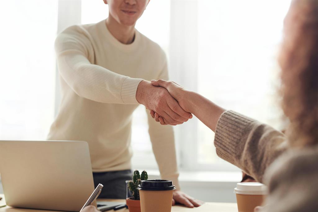 Conseiller immobilier qui conseille une cliente lors d'un rendez-vous