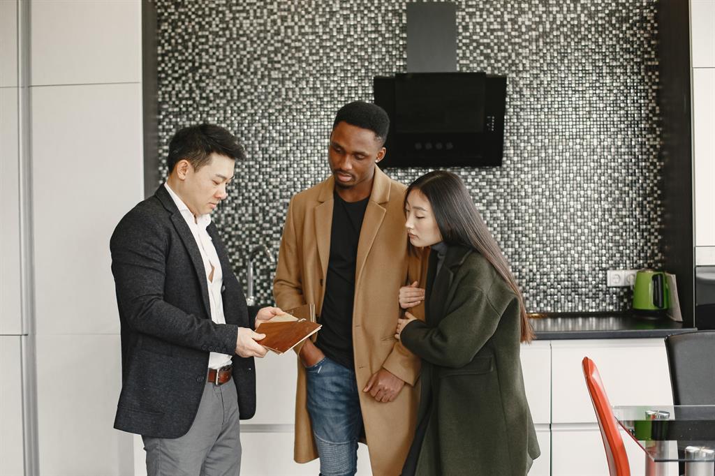Coach immobilier accompagnant un propriétaire pour revoir le prix de sa maison