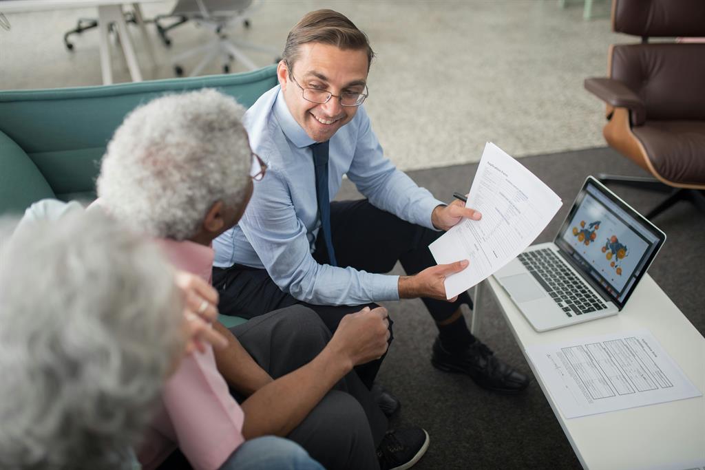 Conseiller immobilier qui conseille une cliente lors d'un rendez-vous