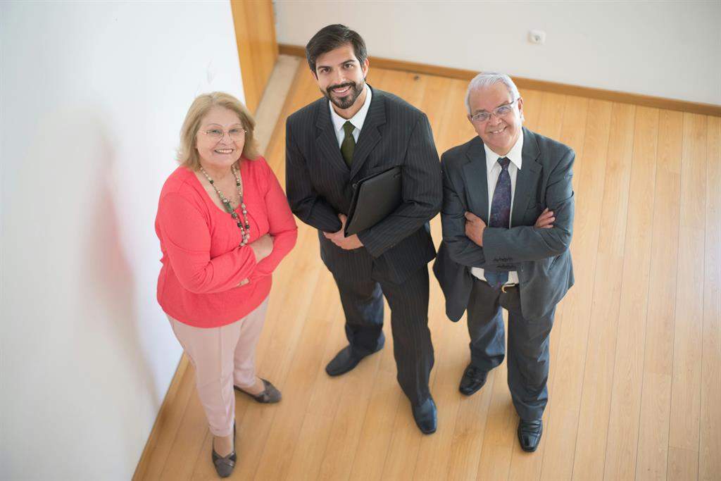Conseiller immobilier qui conseille une cliente lors d'un rendez-vous