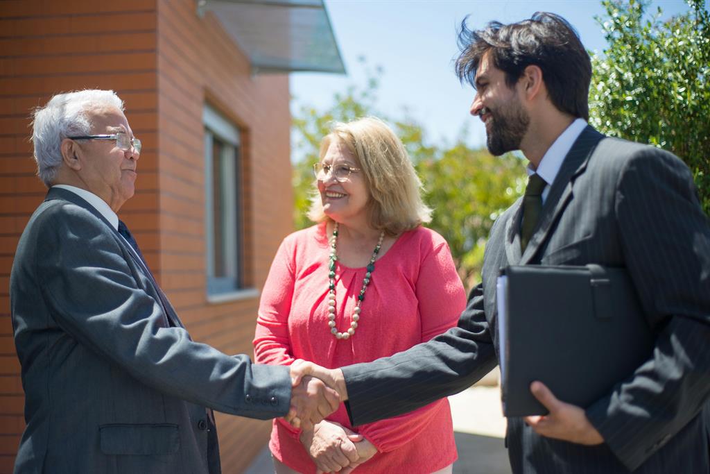 Conseiller immobilier qui conseille une cliente lors d'un rendez-vous