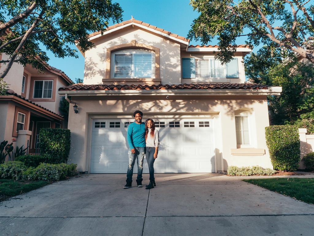 Conseiller immobilier qui conseille une cliente lors d'un rendez-vous