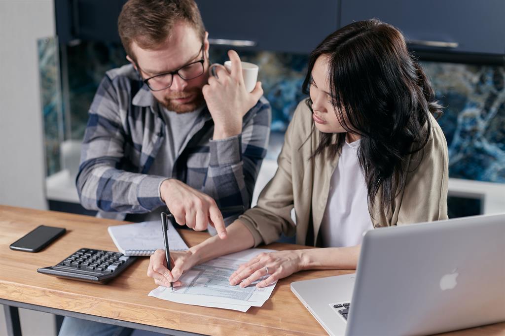 Propriétaire consultant une maison à vendre sans offre sur son ordinateur