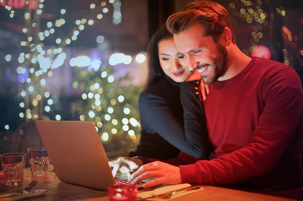 Conseiller immobilier qui conseille une cliente lors d'un rendez-vous