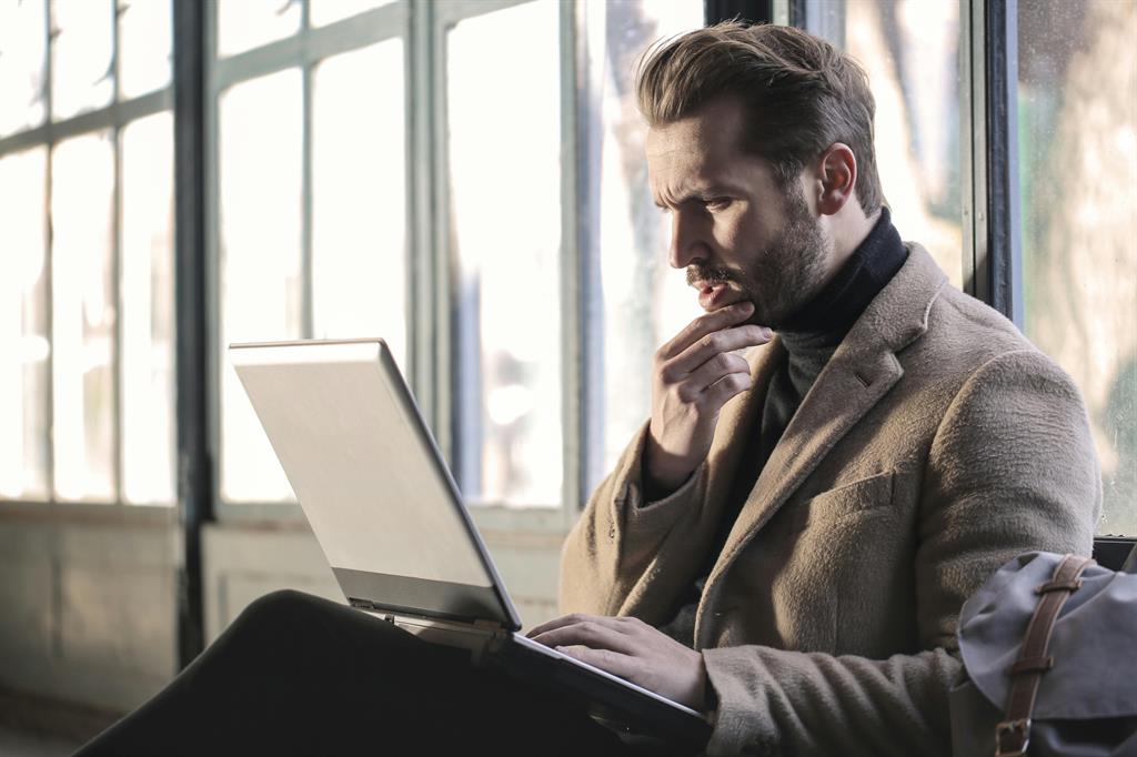 Conseiller immobilier qui conseille une cliente lors d'un rendez-vous