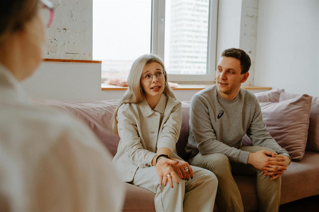 Conseiller immobilier qui conseille une cliente lors d'un rendez-vous