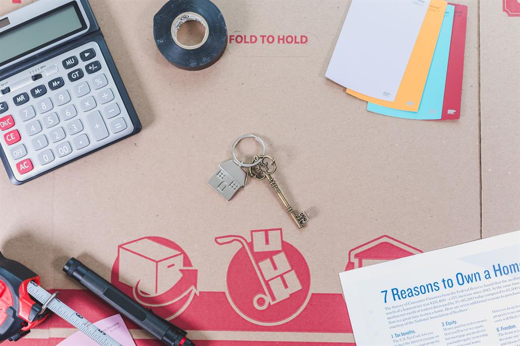 Propriétaire analyse le prix de vente de sa maison avant sa mise en vente