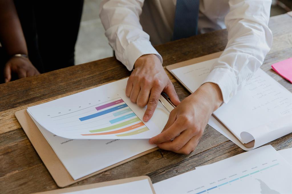 Conseiller immobilier qui conseille une cliente lors d'un rendez-vous