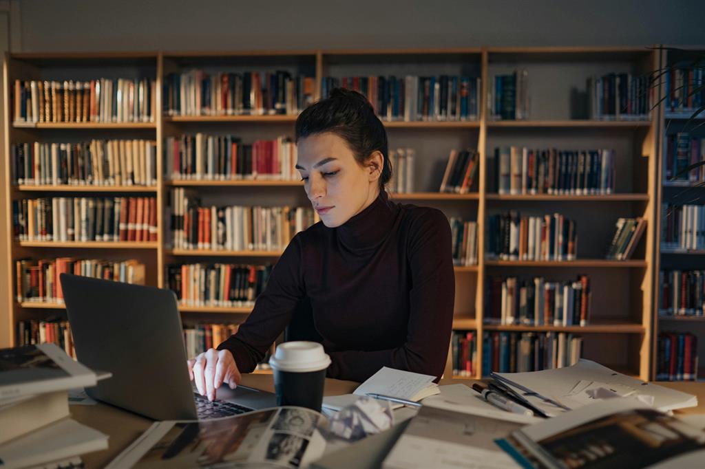 Conseiller immobilier qui conseille une cliente lors d'un rendez-vous