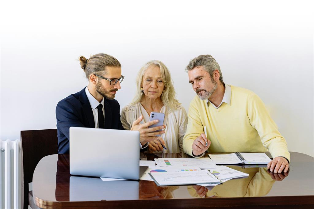 Conseiller immobilier qui conseille une cliente lors d'un rendez-vous