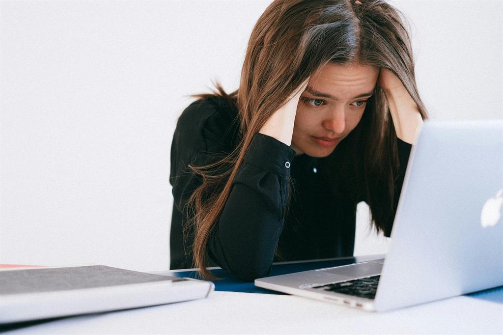 Conseiller immobilier qui conseille une cliente lors d'un rendez-vous