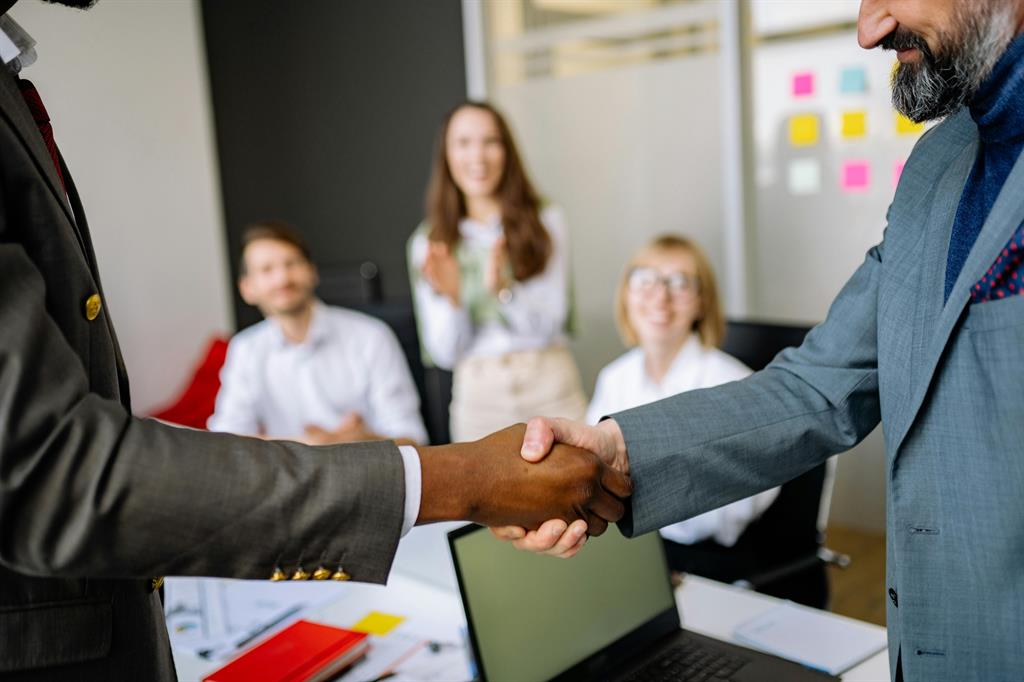 Conseiller immobilier qui conseille une cliente lors d'un rendez-vous