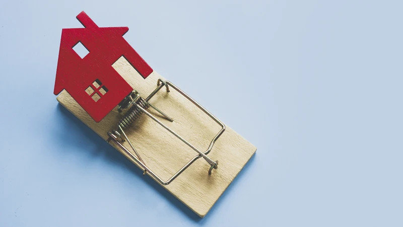 Conseiller immobilier qui conseille une cliente lors d'un rendez-vous